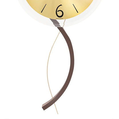 Horloge murale avec cadran rond doré, aiguilles noires et boîtier sombre bombé