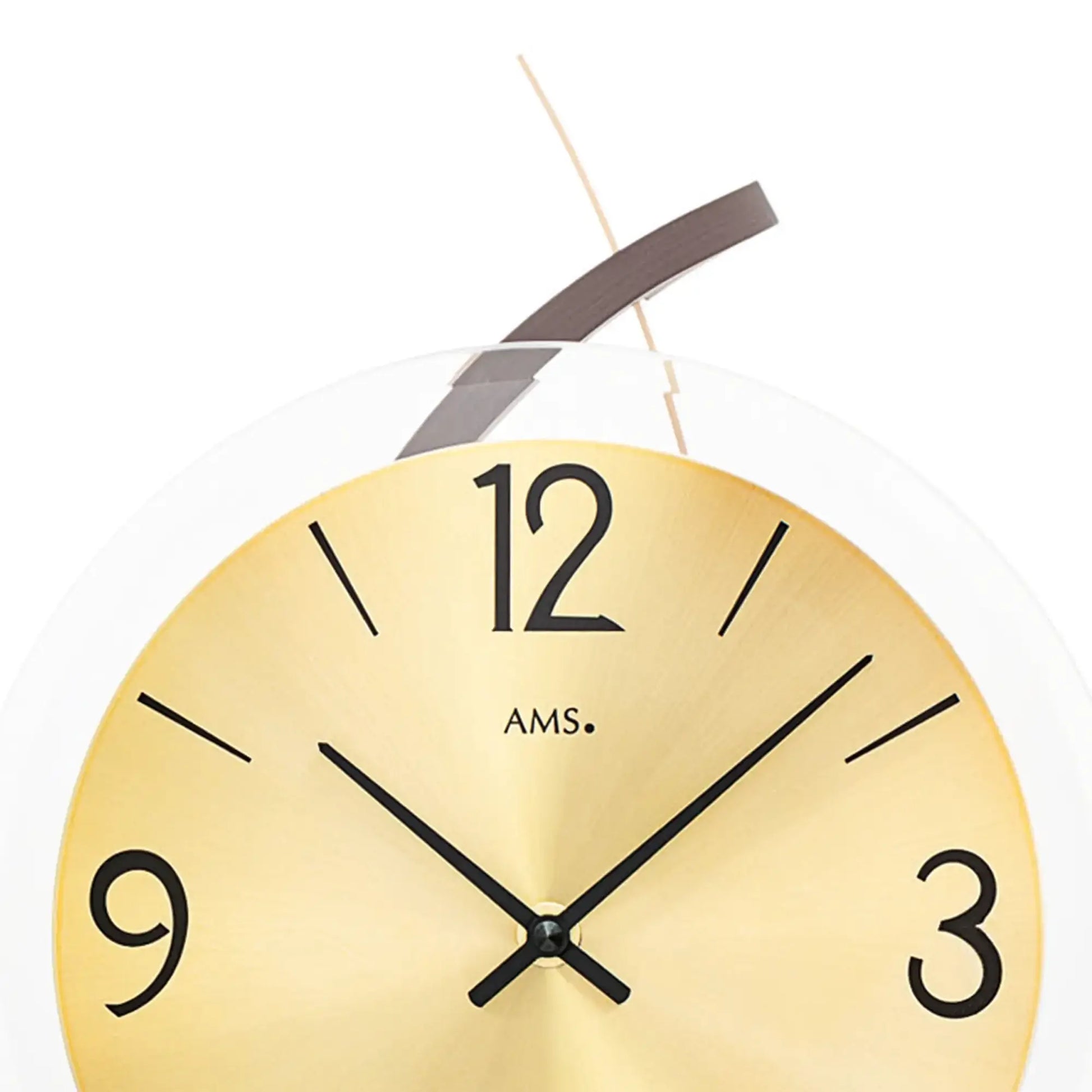 Horloge murale : cadran doré avec chiffres noirs, aiguilles et logo AMS