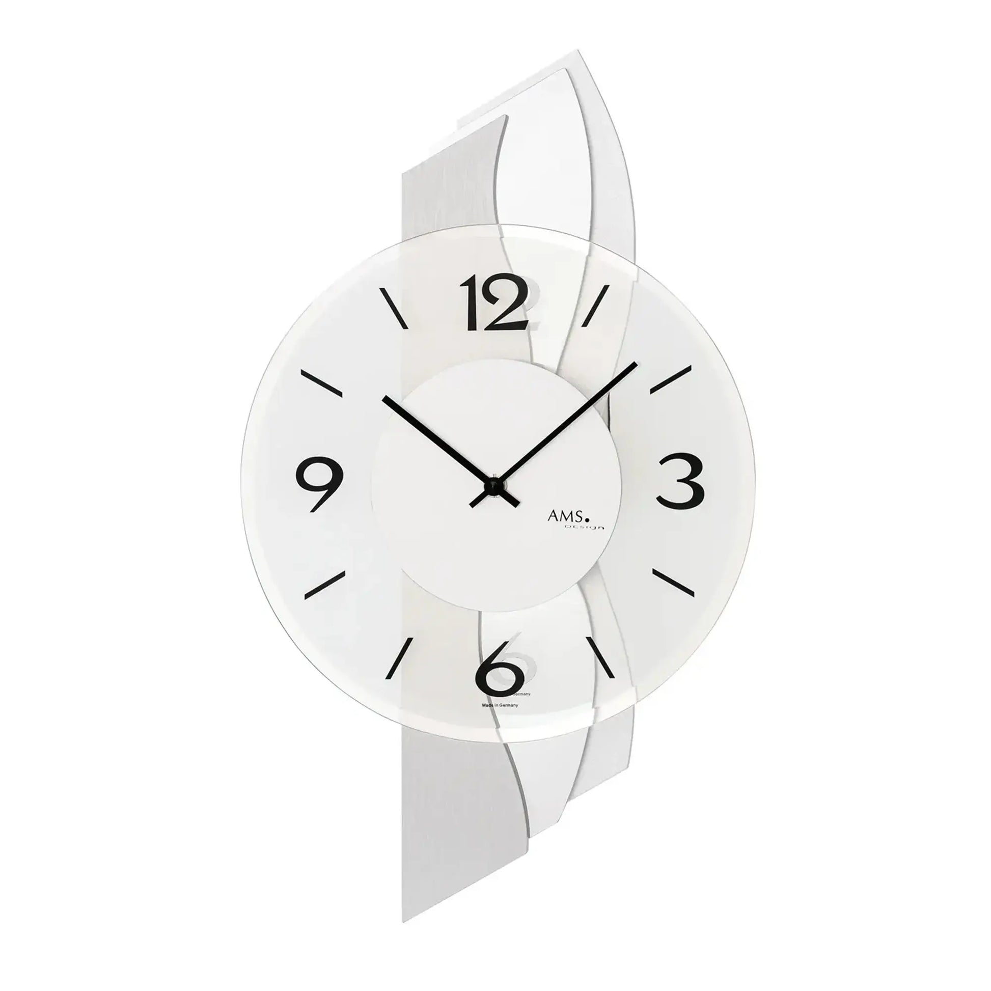 Wanduhr mit rundem, weißem Zifferblatt, schwarzen Zahlen und Zeigern; facettierter Glasrand