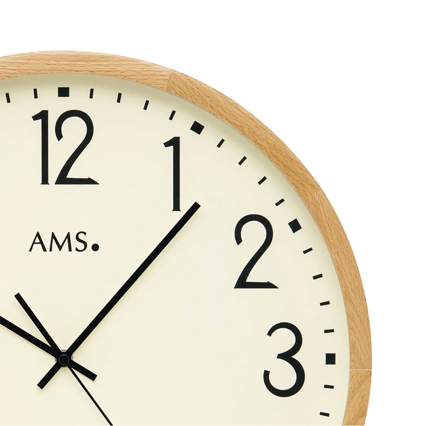 Horloge murale avec cadran beige, aiguilles noires et cadre en bois clair, AMS.