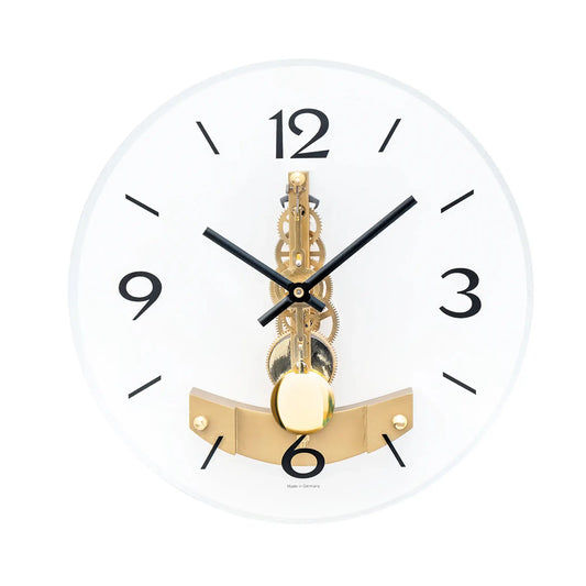 Horloge murale avec cadran rond blanc, aiguilles noires et mouvement doré