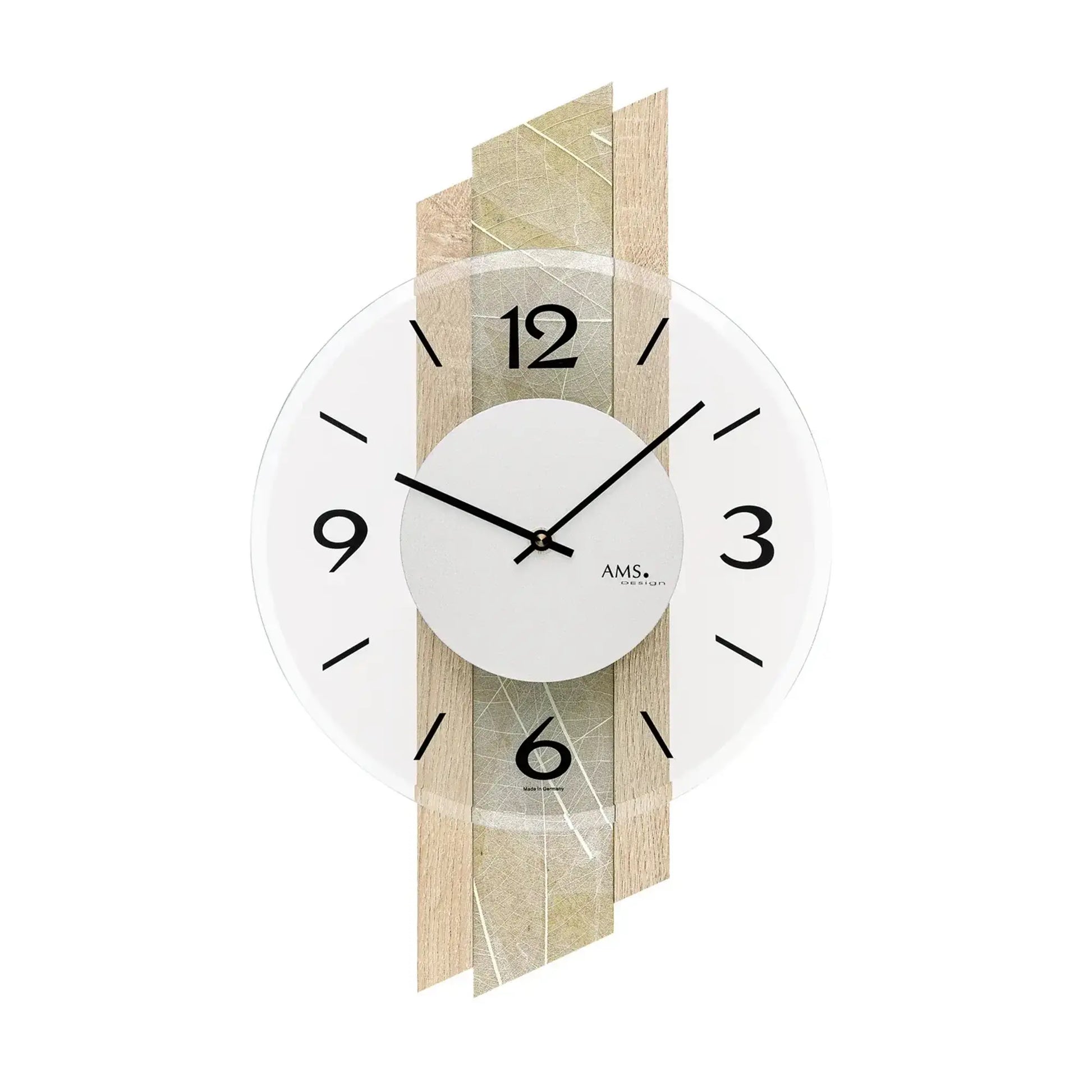 Wanduhr mit weißem Zifferblatt, schwarzen Zeigern und AMS-Logo; Holzdekor mit Glas