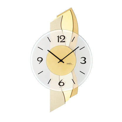 Wanduhr mit rundem weißem Zifferblatt, goldfarbenen Holzflügeln und facettiertem Mineralglas