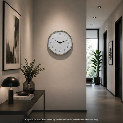 Runde Wanduhr mit silbernem Edelstahlrahmen, weißen Ziffern und schwarzen Zeigern