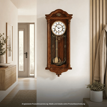 Holz-Wanduhr an der Wand, rundes Ziffernblatt mit Pendelgewicht und vergoldeten Akzenten.