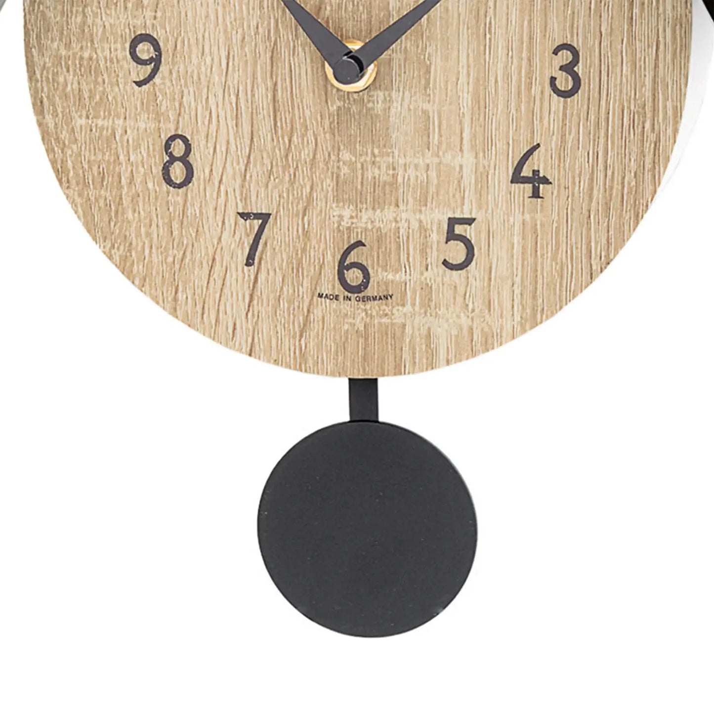 Horloge murale coucou : Gros plan sur les chiffres 3-9, aspect bois et poids rond noir