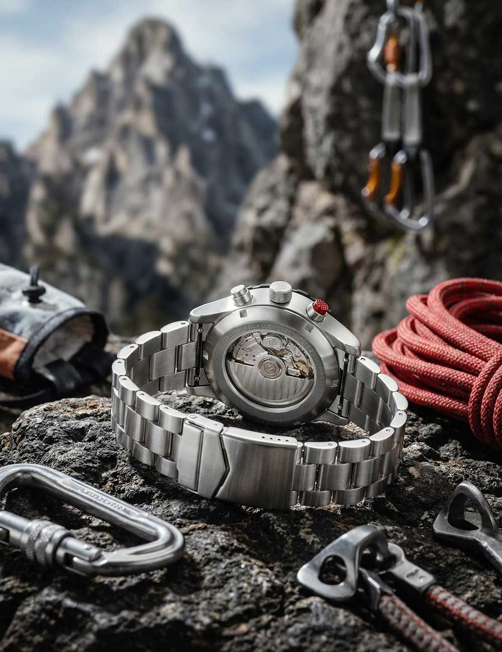 Herrenarmbanduhr mit silbernem Edelstahlarmband und geöffnetem Gehäuseboden