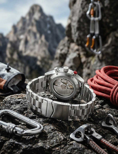 Herrenarmbanduhr mit silbernem Edelstahlarmband und geöffnetem Gehäuseboden