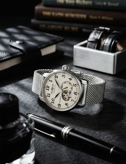 Zeppelin Herrenuhr: silbernes Meshband, helles Zifferblatt mit sichtbarem Uhrwerk