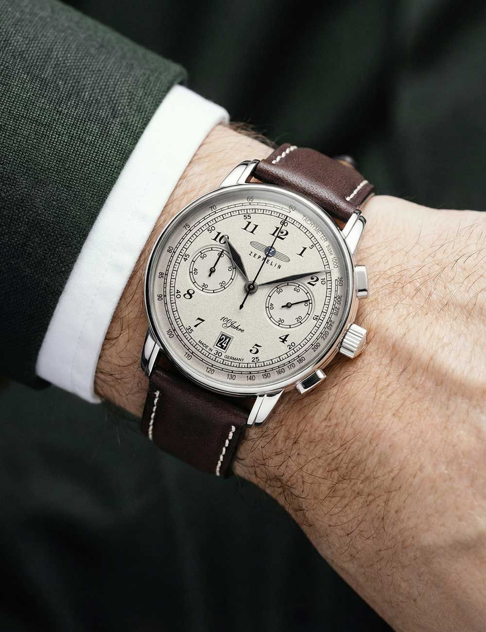Zeppelin Herrenarmbanduhr am Handgelenk: beiges Zifferblatt, braunes Lederband, silbernes Gehäuse