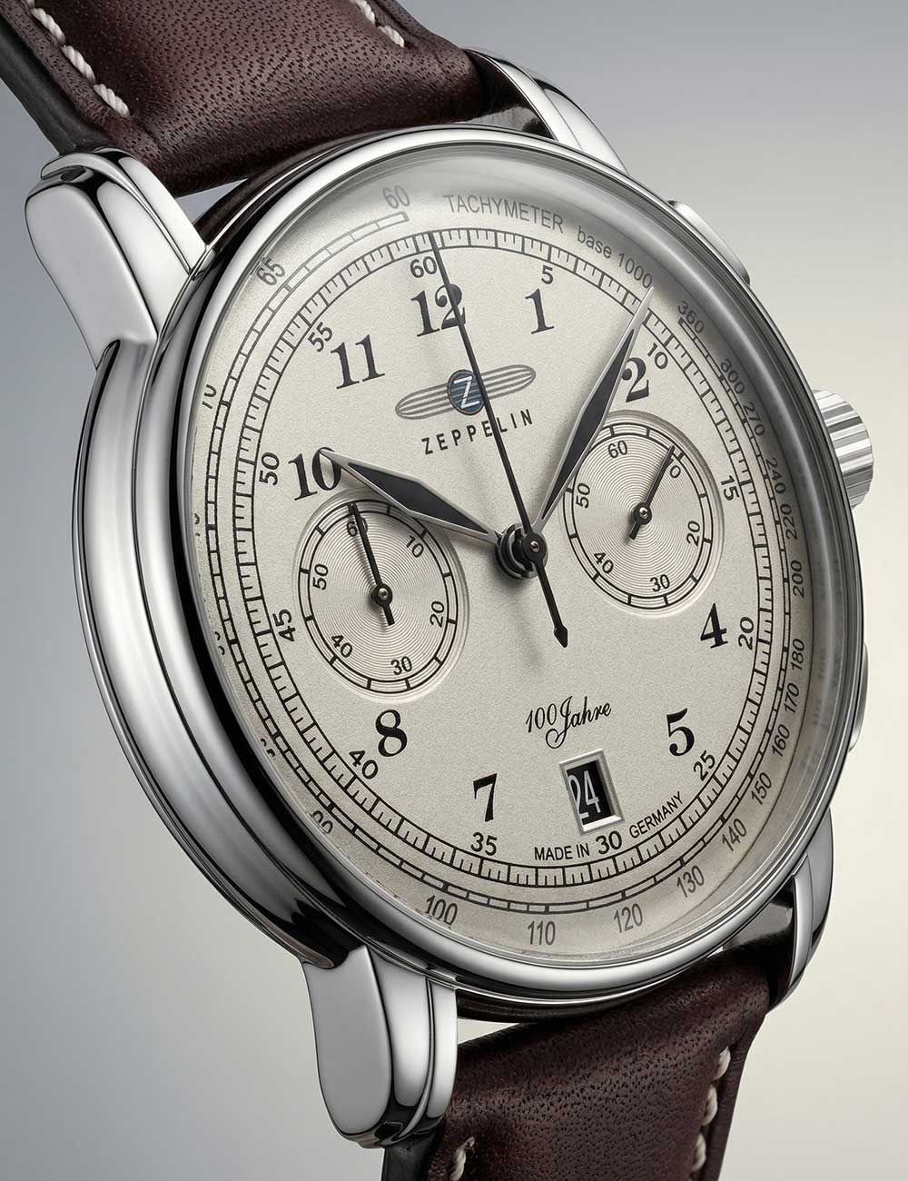 Zeppelin Herrenarmbanduhr, silbernes Gehäuse, beiges Zifferblatt, braunes Lederband, Detail