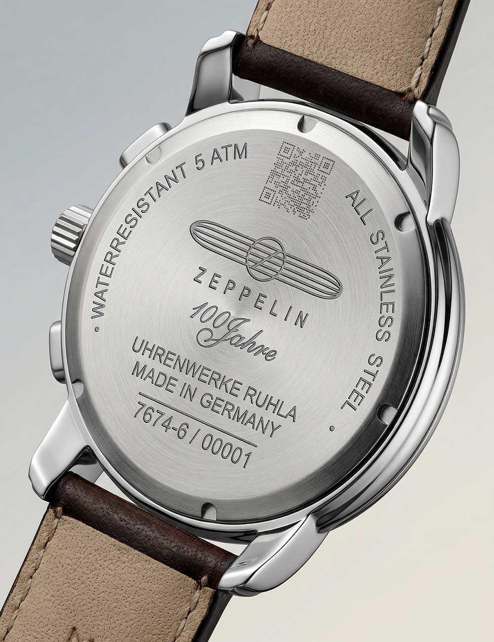 Zeppelin Herrenarmbanduhr Rückseite aus Edelstahl mit Schriftzug, braunes Lederband