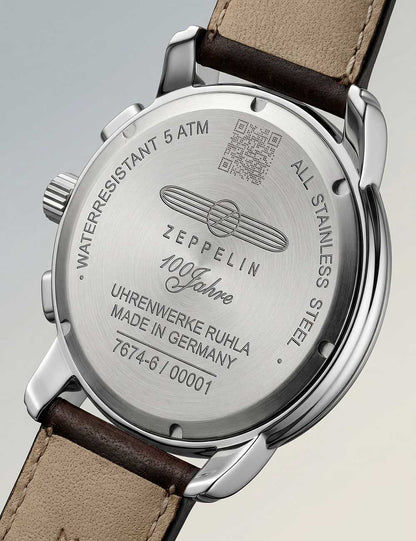 Zeppelin Herrenarmbanduhr Rückseite aus Edelstahl mit Schriftzug, braunes Lederband