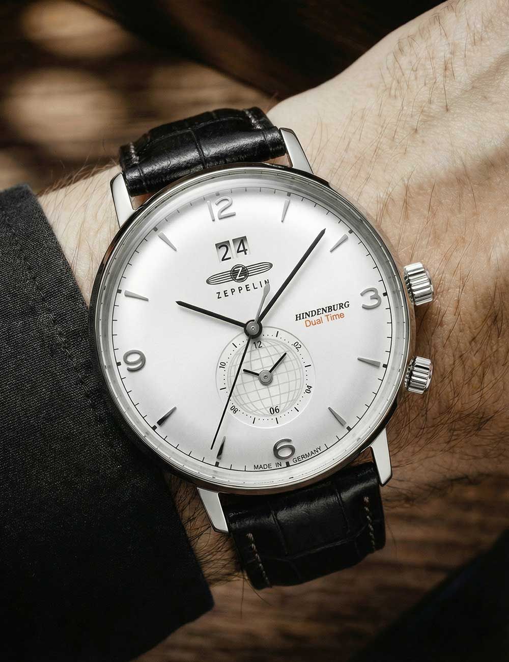 Herrenarmbanduhr Zeppelin mit schwarzem Lederband, silbernem Gehäuse und Dual-Time-Zifferblatt