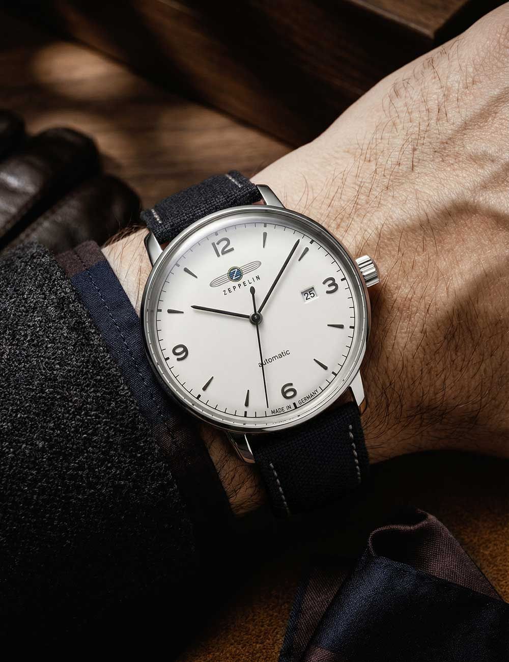 Zeppelin Automatik-Armbanduhr am Handgelenk mit hellem Zifferblatt und schwarzem Lederarmband