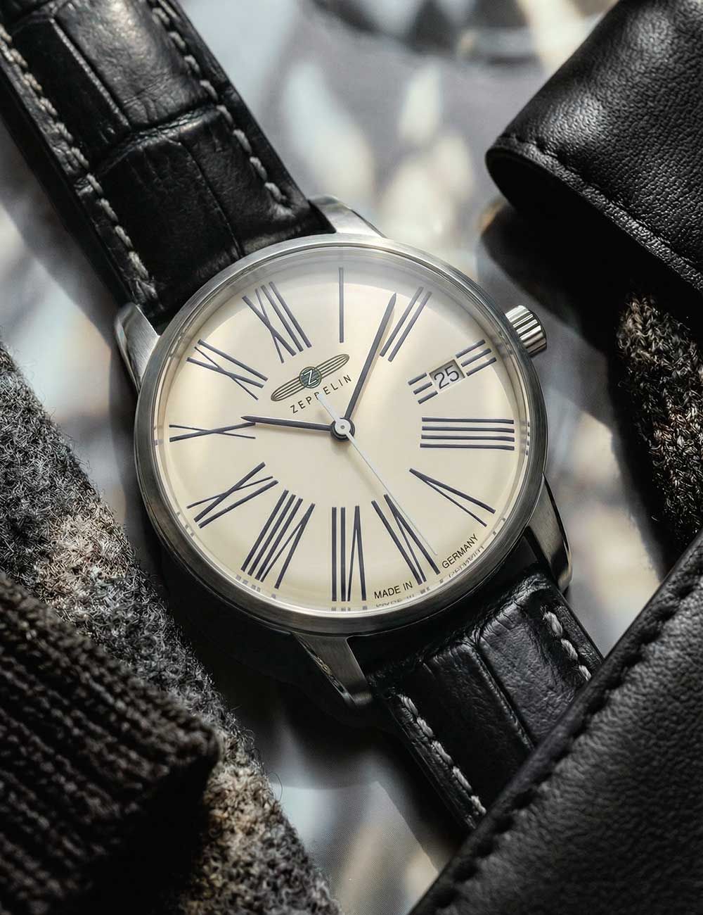 Herrenarmbanduhr Zeppelin Flatline, schwarzes Lederband, creme Zifferblatt, blaues Muster, 25