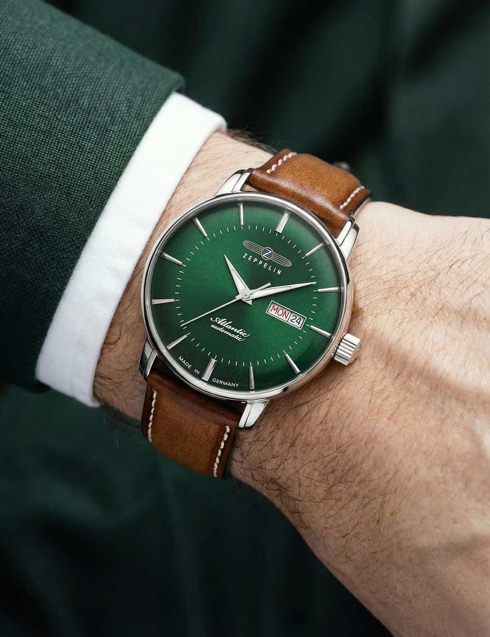 Zeppelin Herrenuhr am Handgelenk mit braunem Lederarmband und grünem Zifferblatt