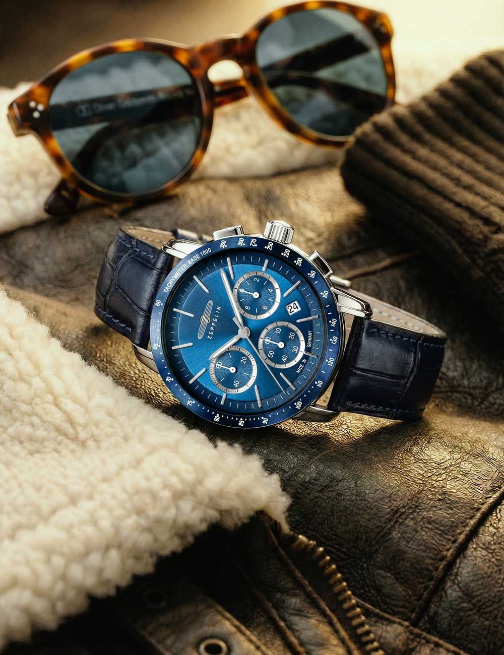 Herren-Chronographen-Uhr mit blauem Zifferblatt und dunklem Lederarmband