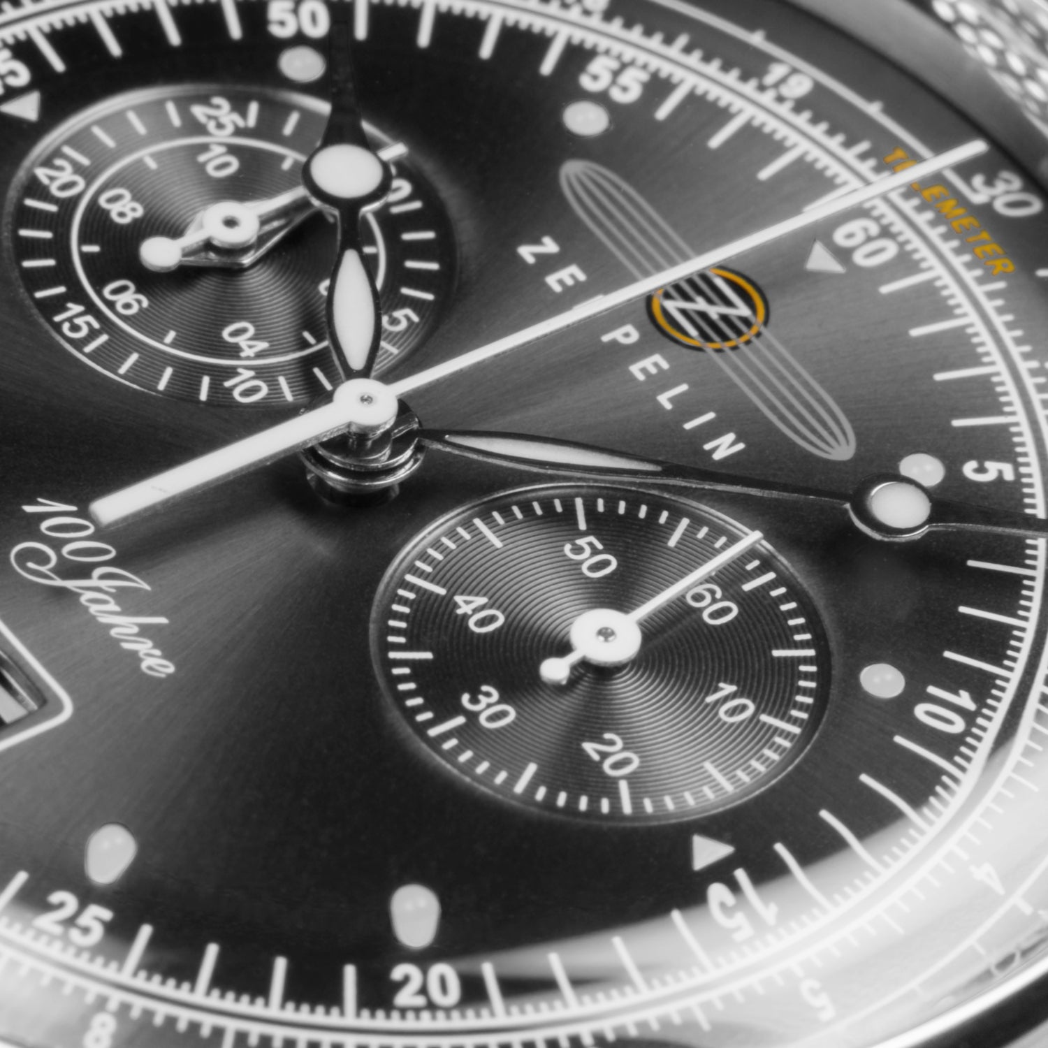 Zeppelin Herrenarmbanduhr mit schwarzem Chronographenzifferblatt und Hilfszifferblättern