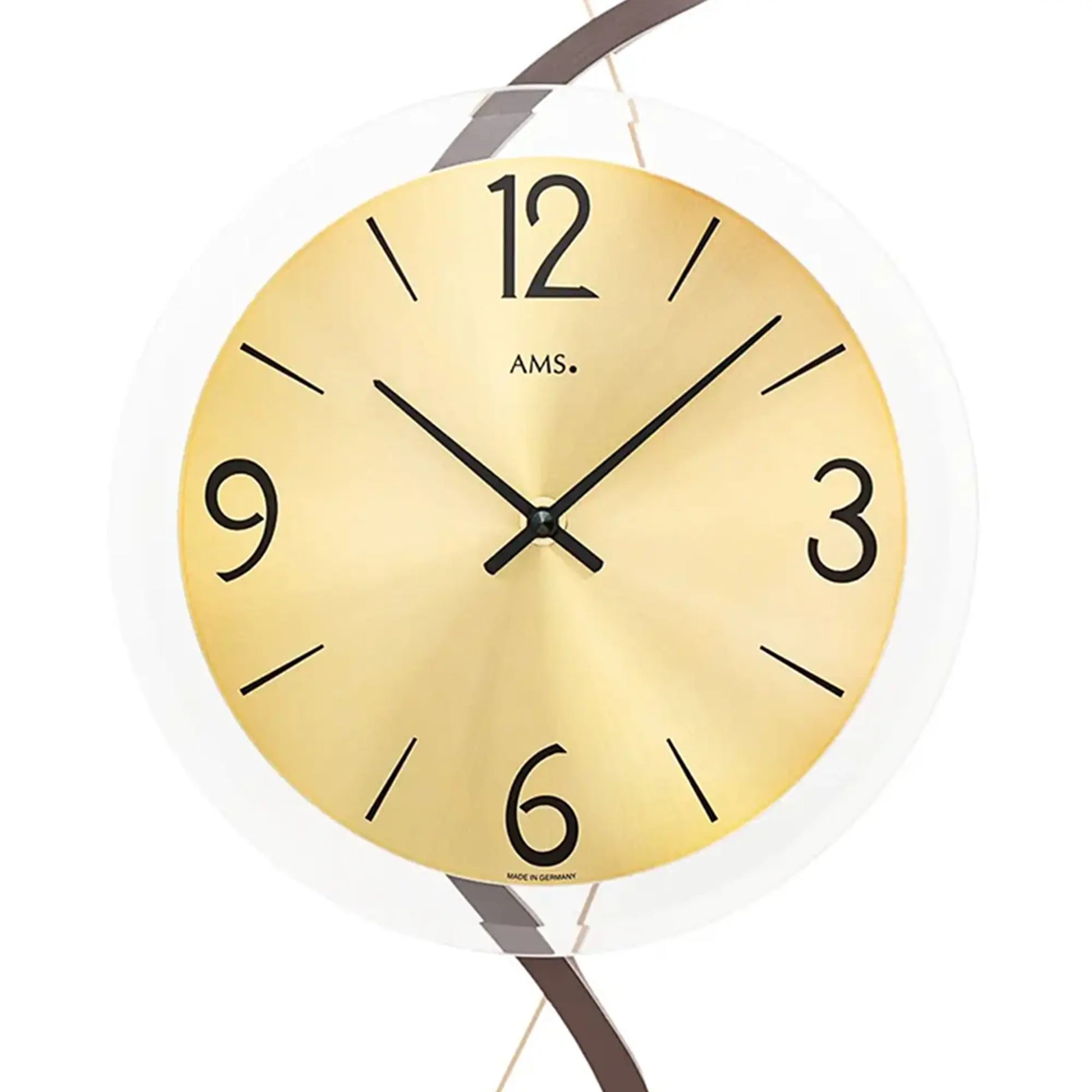 Gros plan d'une horloge murale : cadran doré avec chiffres et aiguilles noirs