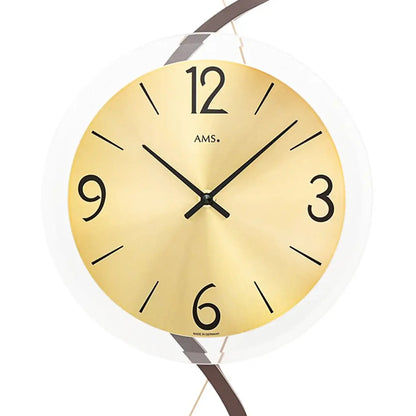 Gros plan d'une horloge murale : cadran doré avec chiffres et aiguilles noirs