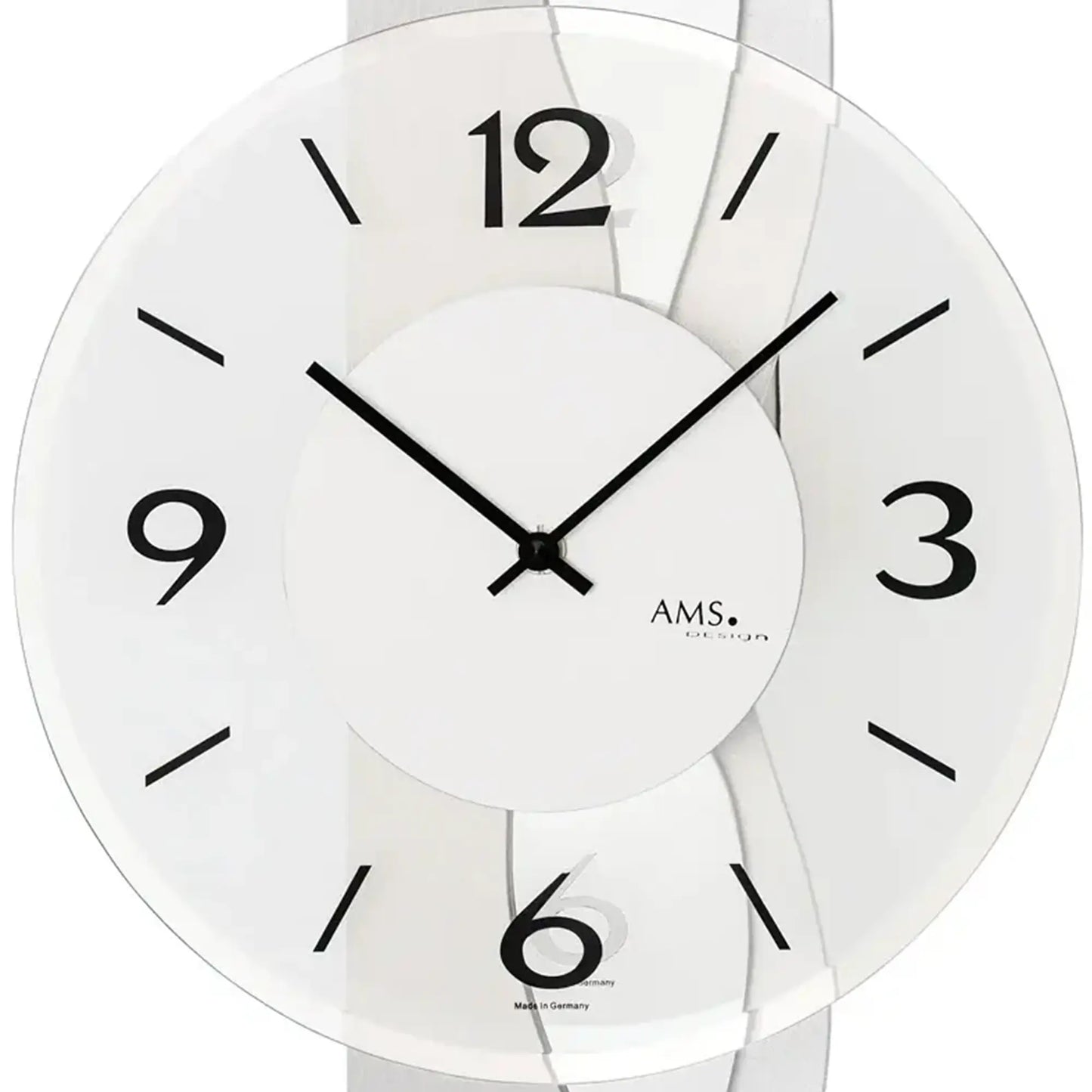 Wanduhr im Detail: weißes Zifferblatt mit schwarzen Zahlen, Zeigern und AMS-Schriftzug