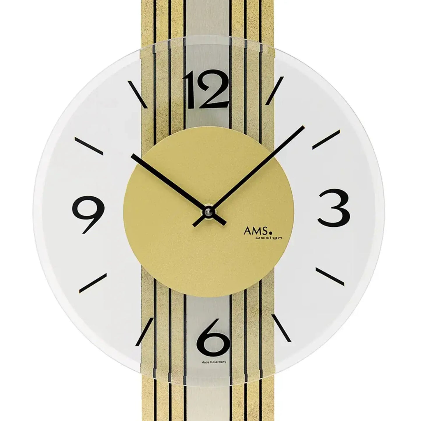 Nahansicht: Wanduhr mit gelbem Ziffernblatt, schwarzen arabischen Ziffern und goldfarbenem Holzgehäuse