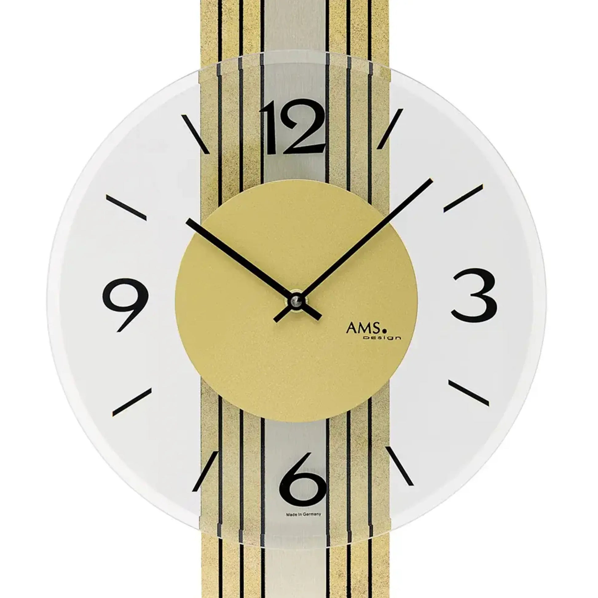 Nahansicht: Wanduhr mit gelbem Ziffernblatt, schwarzen arabischen Ziffern und goldfarbenem Holzgehäuse