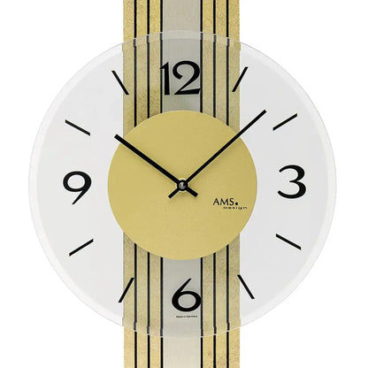 Nahansicht: Wanduhr mit gelbem Ziffernblatt, schwarzen arabischen Ziffern und goldfarbenem Holzgehäuse