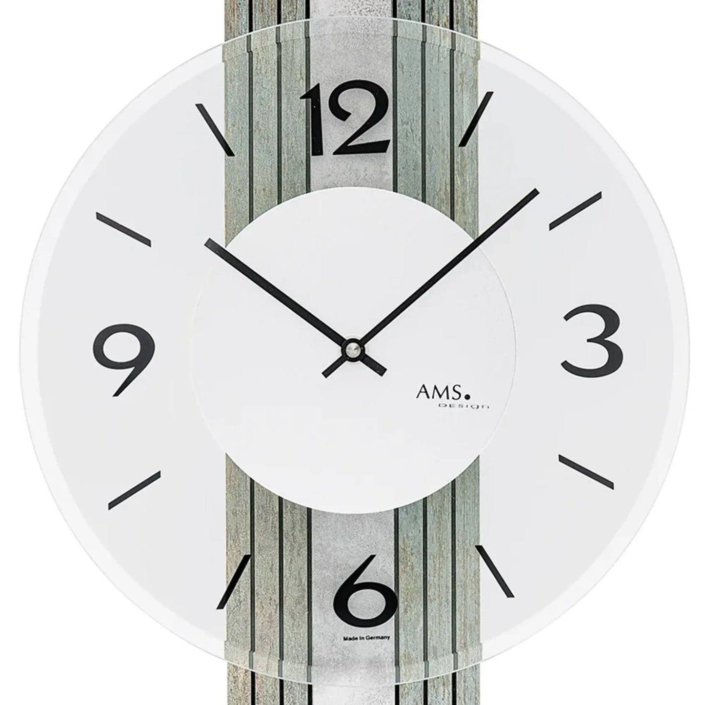 Wanduhr-Detail mit facettiertem Mineralglas, Holzdekor und schwarzen Index-Ziffern