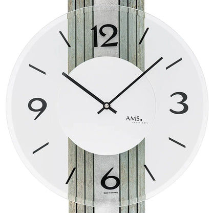 Wanduhr-Detail mit facettiertem Mineralglas, Holzdekor und schwarzen Index-Ziffern