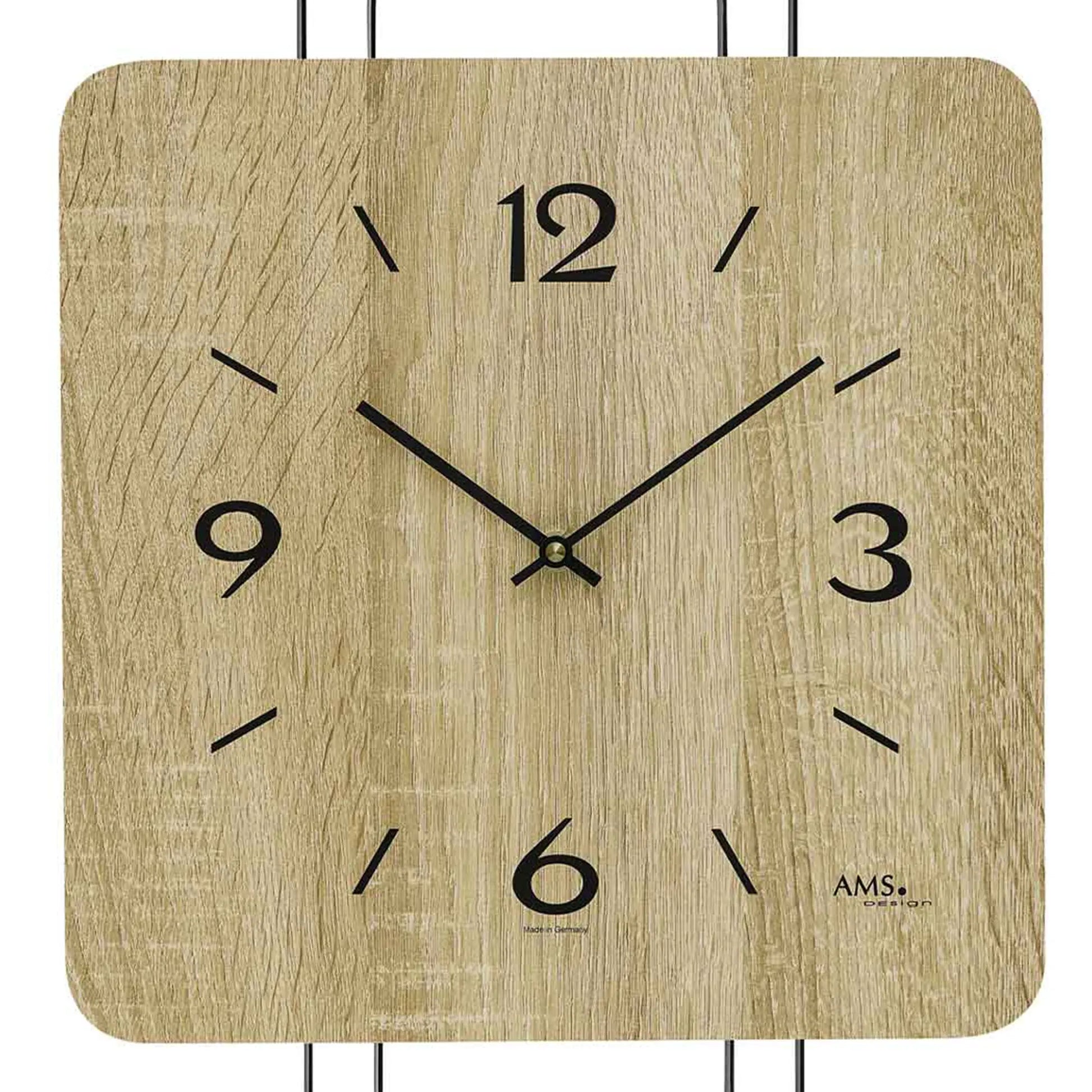 Wanduhr mit Holzoptik, quadratischem Zifferblatt und schwarzen Zeigern, AMS-Logo