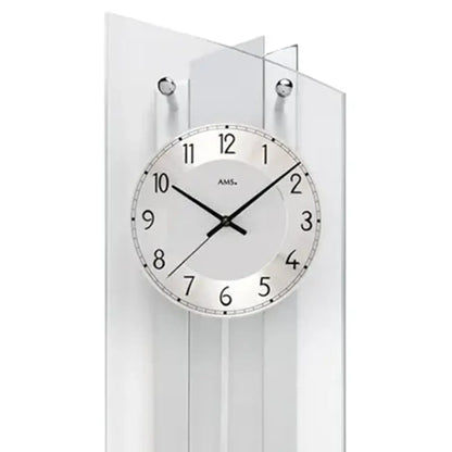 Wanduhr-Zifferblatt mit AMS-Logo, silberner Rahmen und Pendelstreben