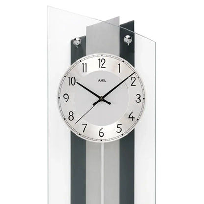 Nahansicht Wanduhr: rundes Zifferblatt, schwarze Zeiger und Mineralglas seitlich