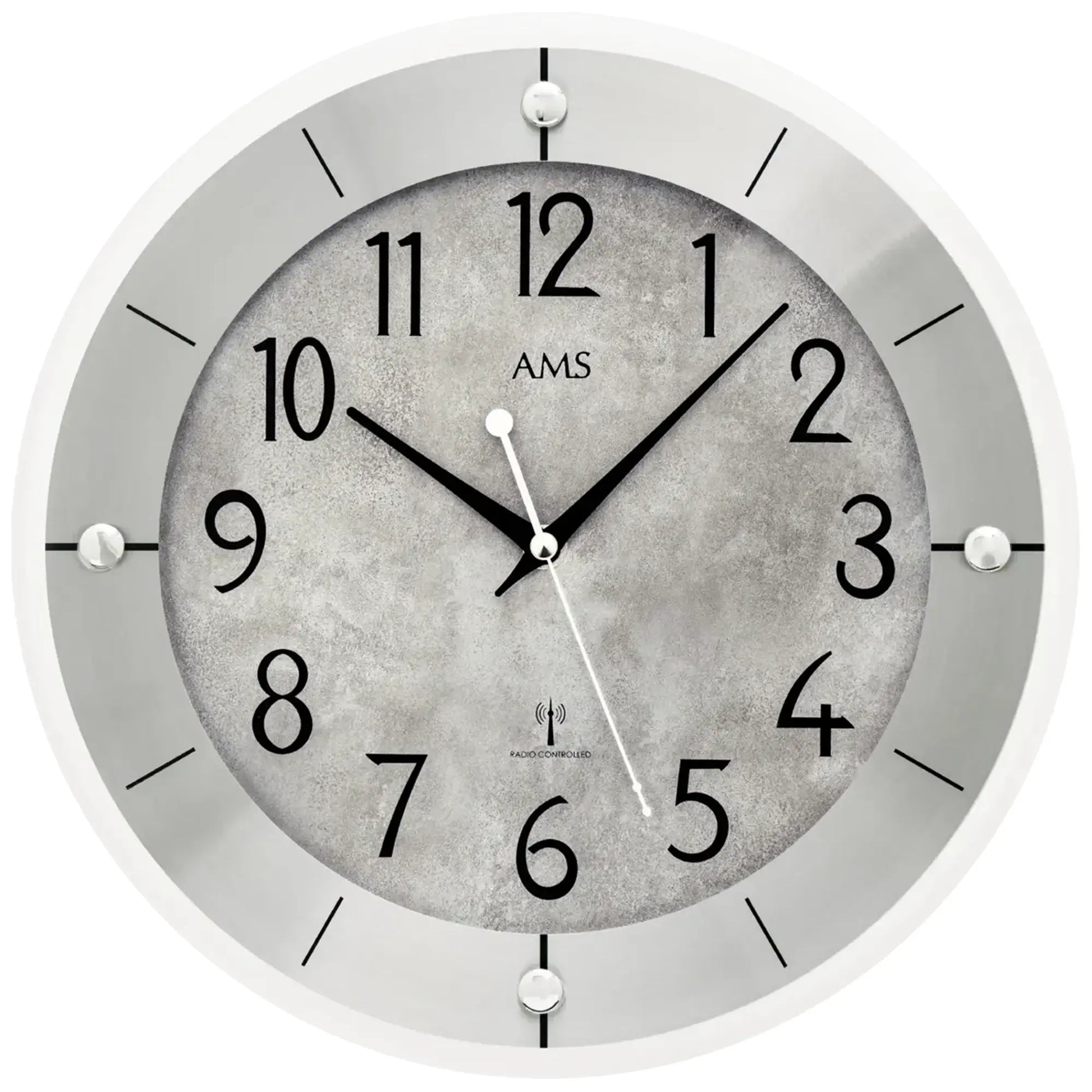 Runde Wanduhr mit grauem Zifferblatt, schwarzen Zahlen, silbernen Zeigern und Punktmarkierungen.