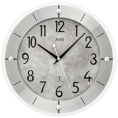 Runde Wanduhr mit grauem Zifferblatt, schwarzen Zahlen, silbernen Zeigern und Punktmarkierungen.