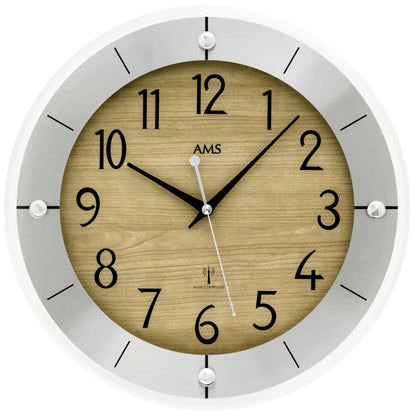 Nahansicht Wanduhr: weißer Rand, Holz-Zifferblatt mit schwarzen Zahlen, schwarze Zeiger und AMS
