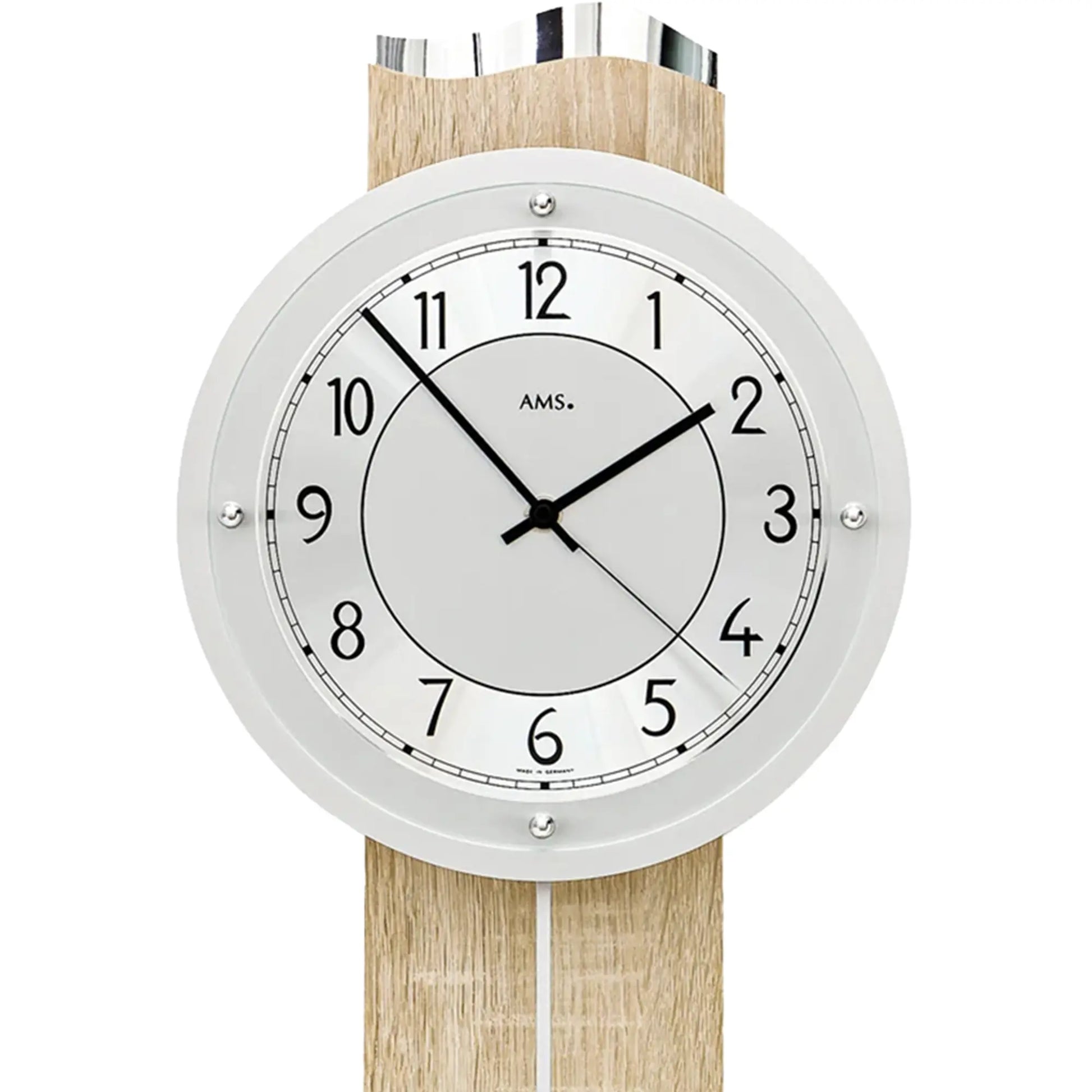Nahaufnahme Wanduhr: weißes Ziffernblatt, schwarze Zeiger und AMS-Schrift im Glasfenster