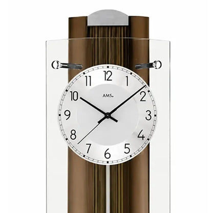 Wanduhr-Zifferblatt mit AMS.-Logo, schwarzen Zeigern und Pendel im Nussbaumgehäuse.
