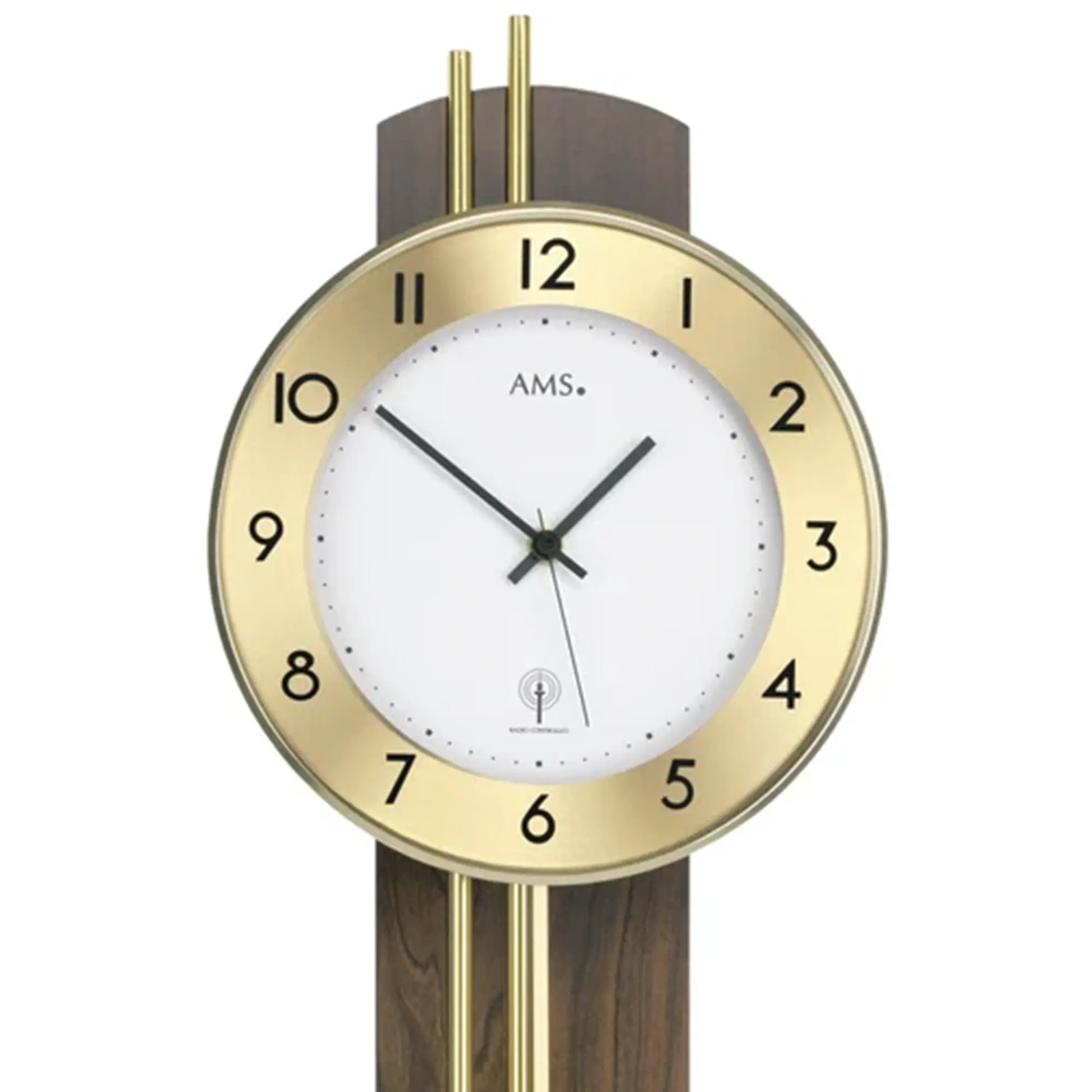 Wanduhr-Zifferblatt mit AMS-Logo, schwarzem Zahlenring, Zeigern und goldener Umrandung