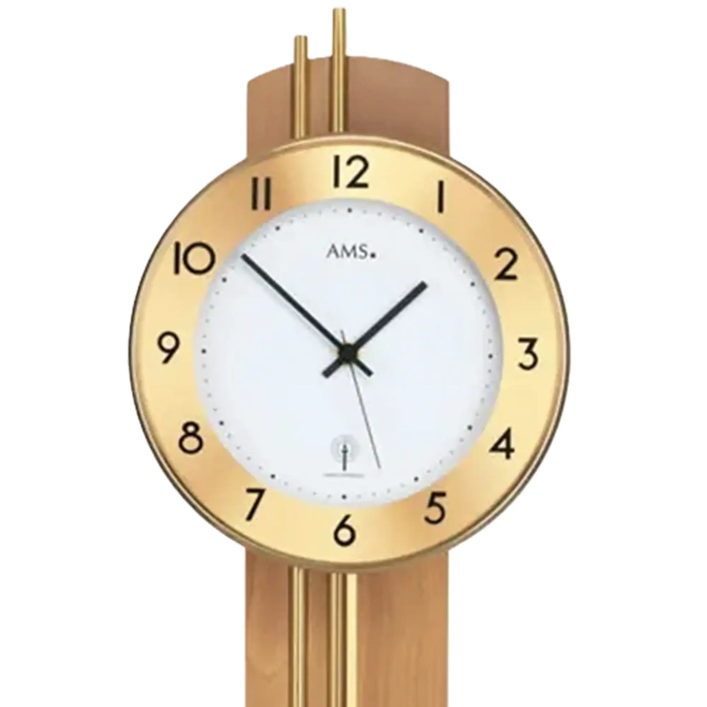 Ziffernblatt der Wanduhr: AMS-Aufdruck, arabische Ziffern, weiße Fläche, schwarze Zeiger