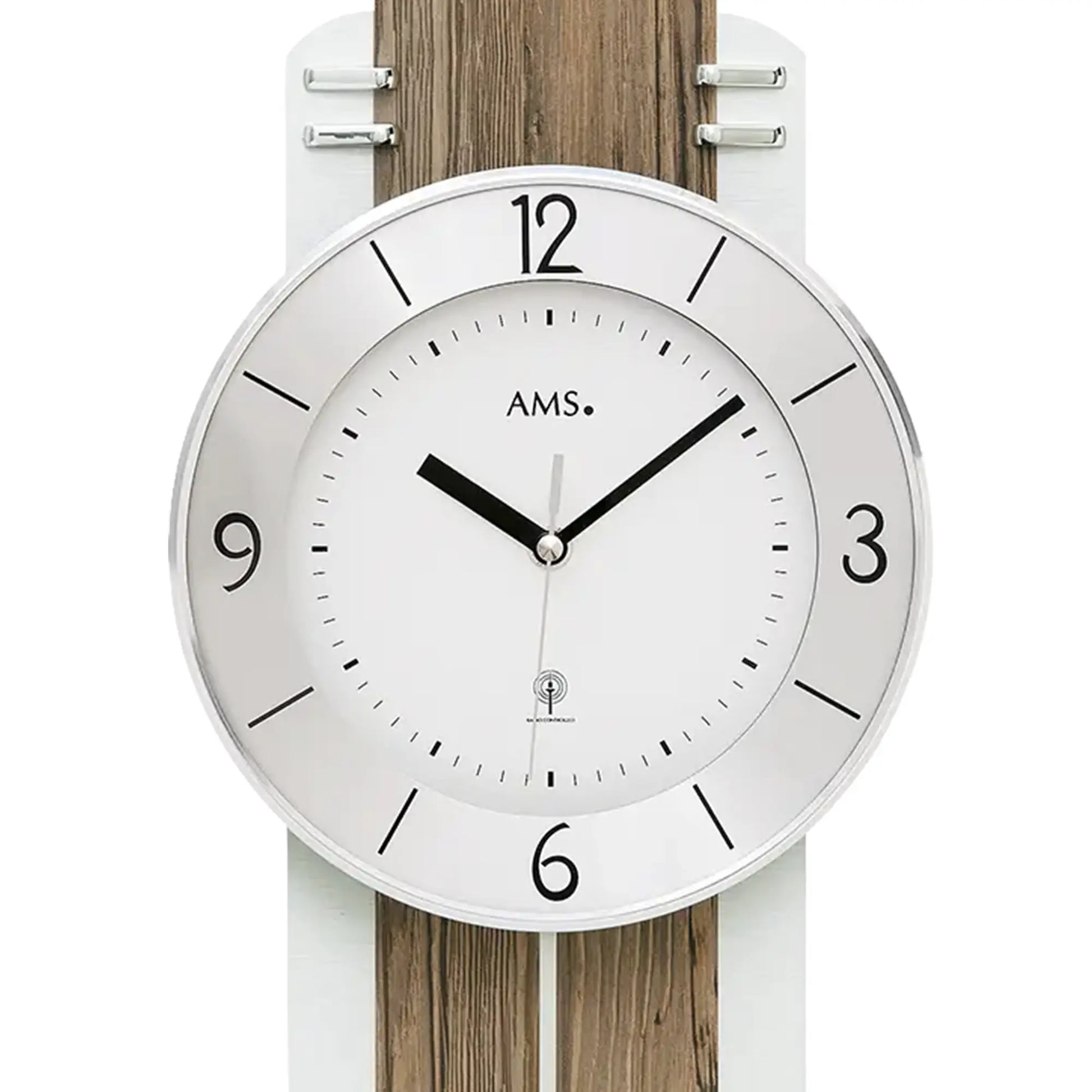 Detailansicht der Pendel-Wanduhr: rundes Ziffernblatt mit AMS-Schrift und Holzrahmen