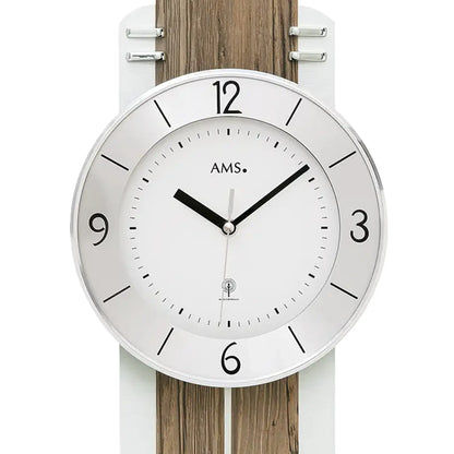Detailansicht der Pendel-Wanduhr: rundes Ziffernblatt mit AMS-Schrift und Holzrahmen