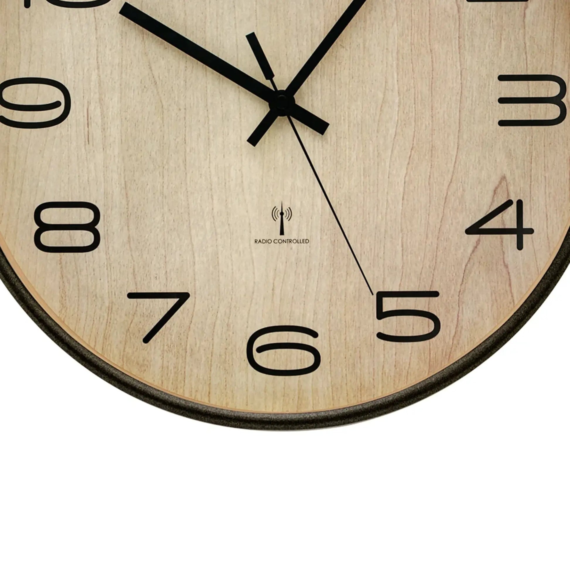 Detail Funk-Wanduhr: beiges Zifferblatt, schwarze Zahlen und Zeiger, „Radio Controlled“.