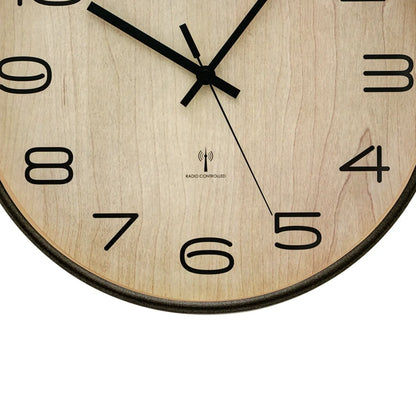 Detail Funk-Wanduhr: beiges Zifferblatt, schwarze Zahlen und Zeiger, „Radio Controlled“.