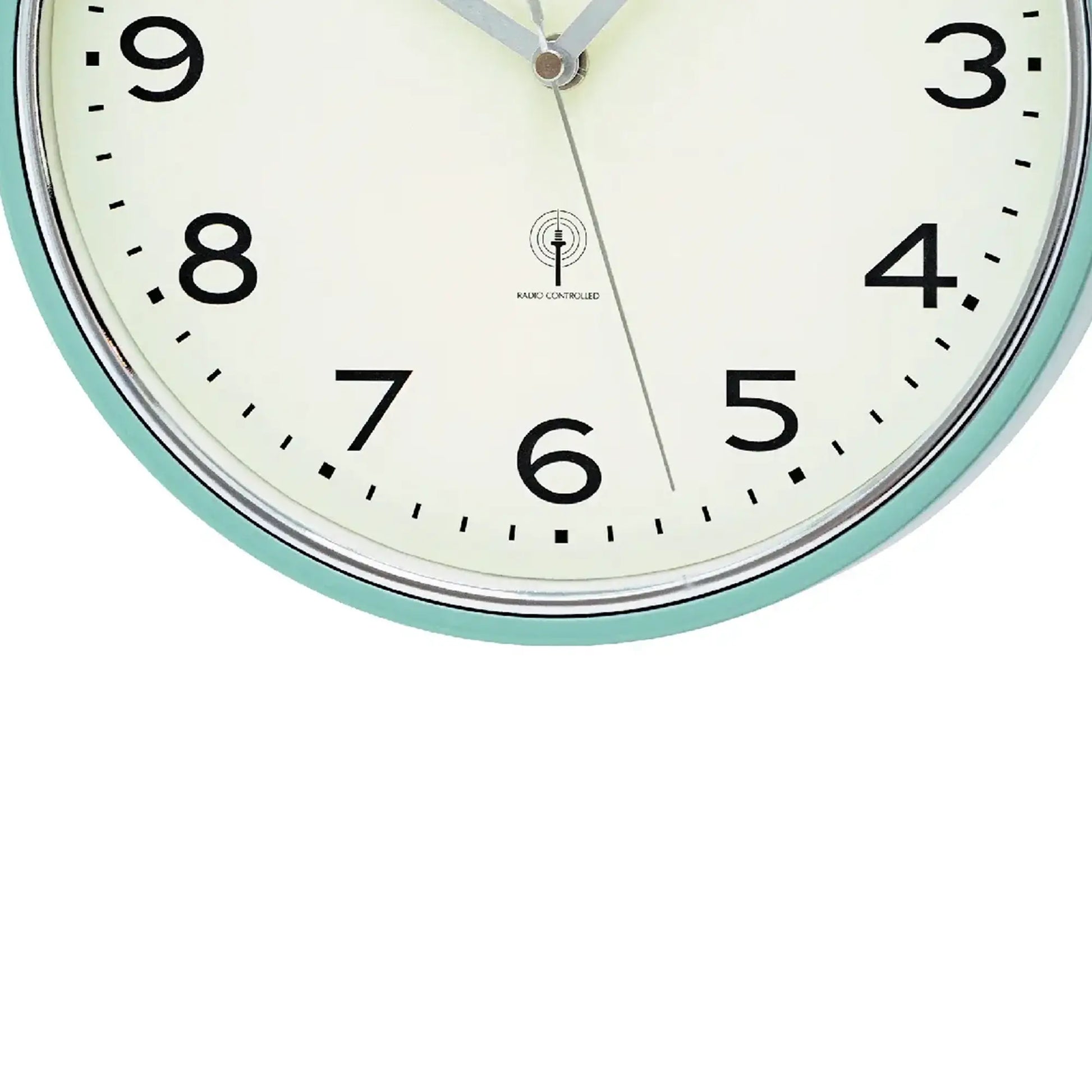 Nahaufnahme Wanduhr: weißes Zifferblatt, schwarze Zahlen, türkisfarbener Rand