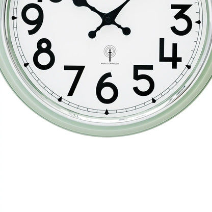 Nahaufnahme Wanduhr: mintfarbener Rand, Mineralglas, schwarze Zahlen, Radio-gesteuert