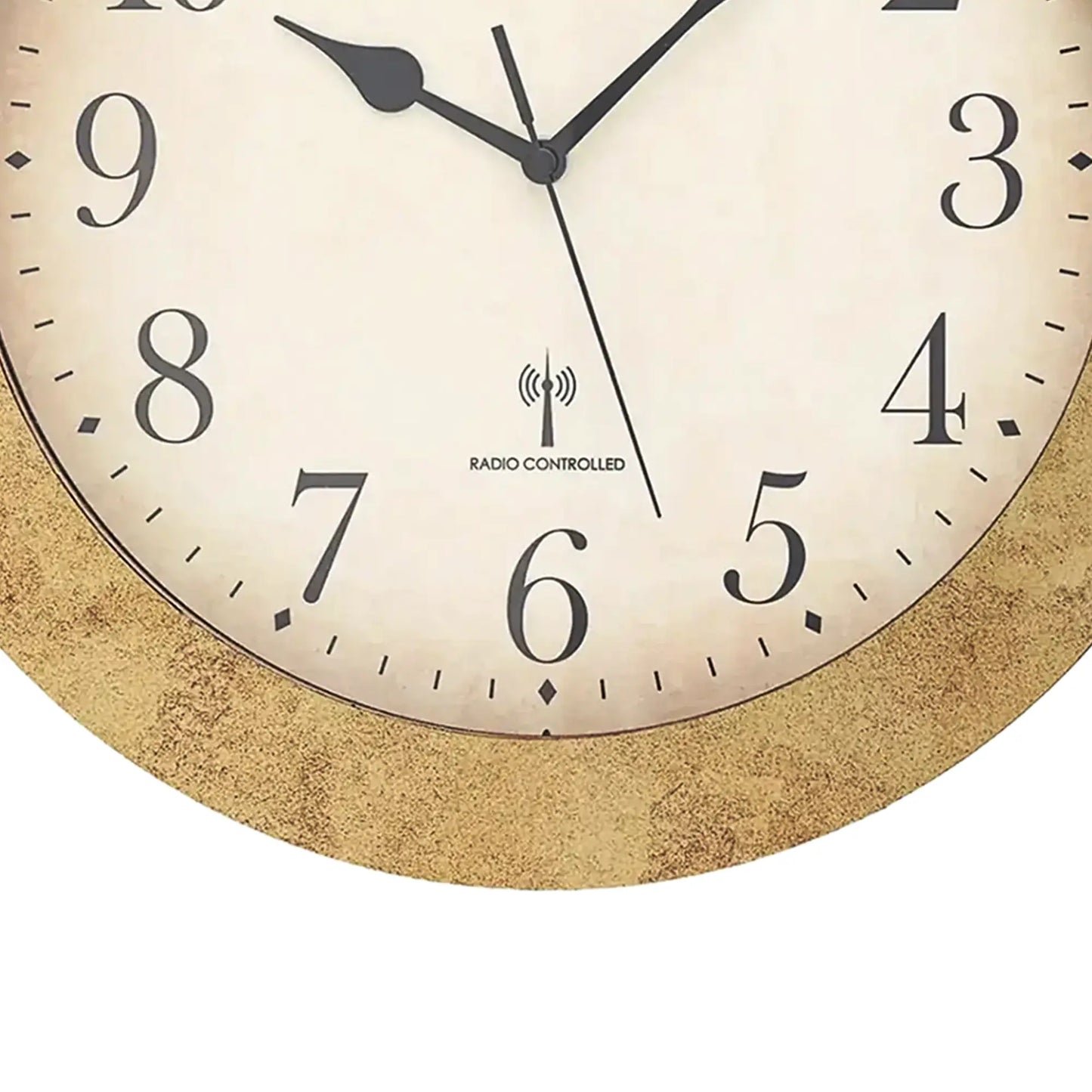 AMS Funk-Wanduhr, Detail: beiges Zifferblatt mit „Radio Controlled“ und schwarzen Zeigern