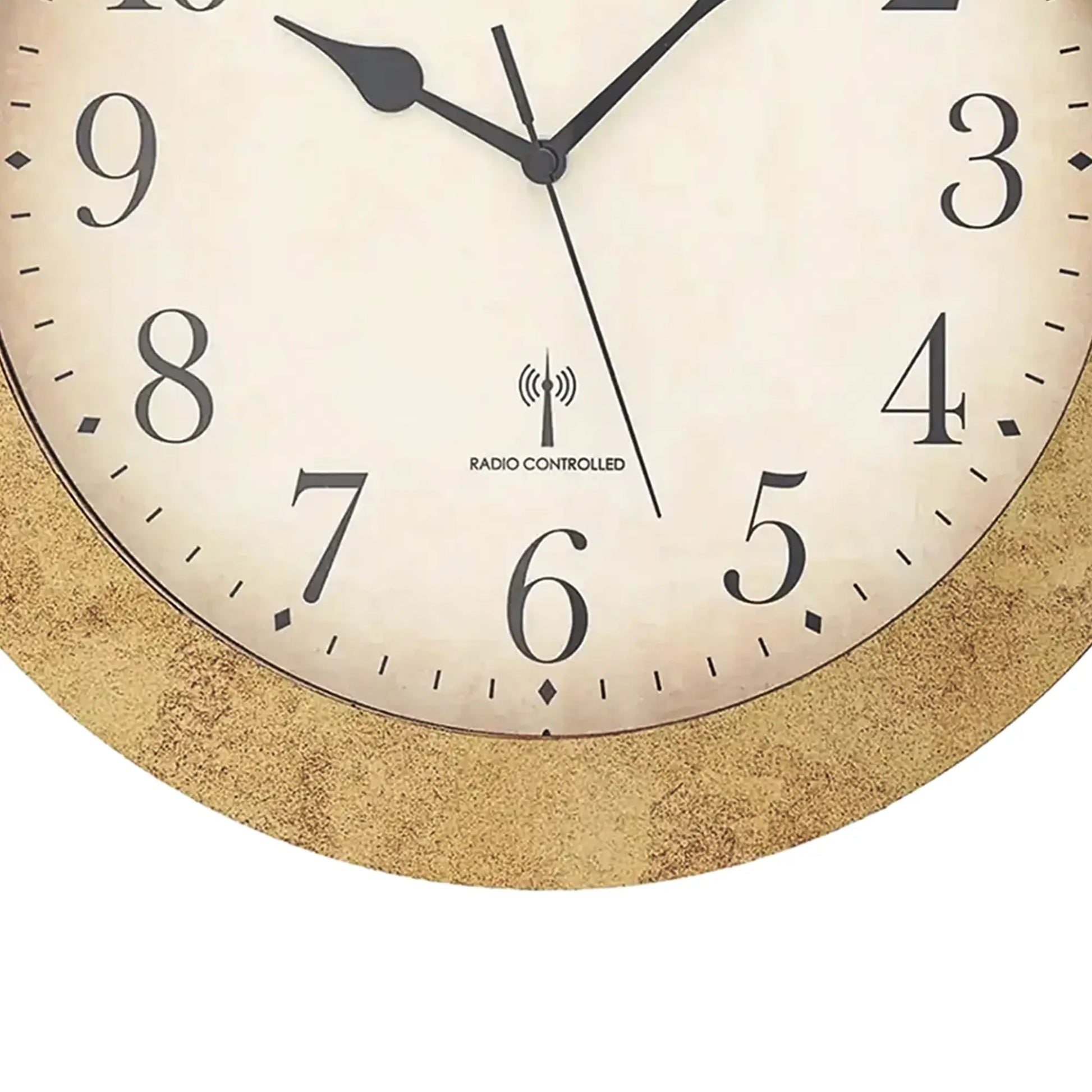 AMS Funk-Wanduhr, Detail: beiges Zifferblatt mit „Radio Controlled“ und schwarzen Zeigern