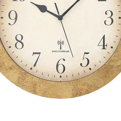 AMS Funk-Wanduhr, Detail: beiges Zifferblatt mit „Radio Controlled“ und schwarzen Zeigern